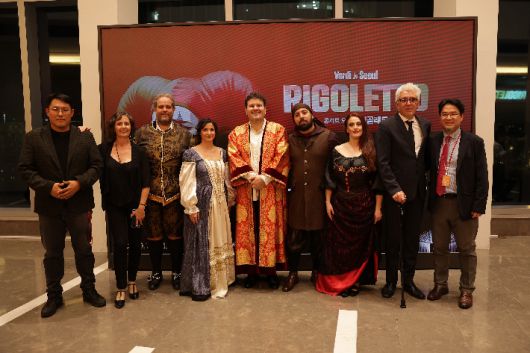 이탈리아 유레지오 클라시카 초청 콘서트 오페라 '리골레토' 출연진과 김세광 CBS 공연기획센터장(맨 오른쪽)이 기념촬영을 하고 있다.  CBS 공연기획센터 제공