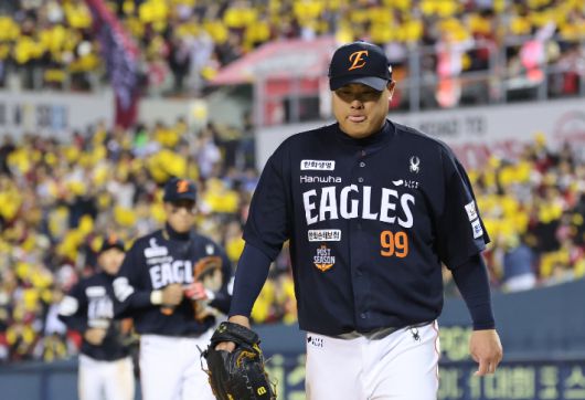 27일 서울 잠실야구장에서 열린 2025 프로야구 한국시리즈 한화 이글스 대 LG 트윈스 2차전. 3회말 LG에게 2점을 허용한 한화 선발투수 류현진이 더그아웃으로 향하고 있다. 연합뉴스