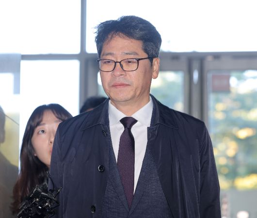 박석일 전 고위공직자범죄수사처 수사3부장이 27일 서울 서초구 이명현 순직해병 특별검사팀에 피의자 신분으로 출석하고 있다. 연합뉴스