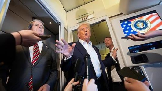 전용기 안에서 기자들과 대화하는 트럼프 미국 대통령. 연합뉴스