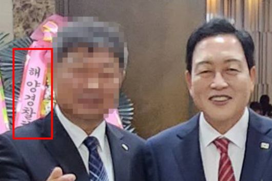 인물 뒤로 '해양경찰'이라는 글자가 보인다. 최호섭 안성시의회 운영위원장 스레드 캡처