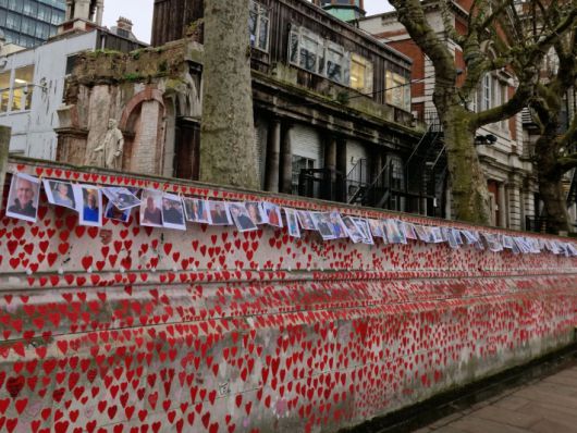 영국 국립 코로나19 희생자 추모의 벽(National Covid Memorial Wall)은 국회의사당과 빅벤 건축물 반대편까지 펼쳐지는 대형 추모 공간이다. 하트 모양으로 빨간색 페인트가 칠해져 있고, 하트에는 추모 메시지가 적혀 있다. 홈페이지 캡처
