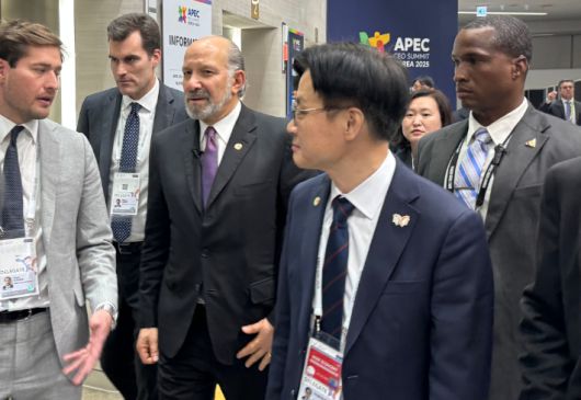 김정관 산업통상부 장관과 하워드 러트닉 미국 상무부 장관이 29일 오후 경북 경주 예술의전당에서 열린 한미 비즈니스 라운드 테이블 행사를 마친 뒤 함께 이동하고 있다. 연합뉴스