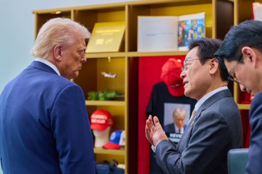 이재명 대통령과 도널드 트럼프 미국 대통령이 29일 경북 경주박물관에서 정상회담에 앞서 대화하고 있다. 대통령실 제공