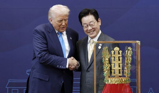 이재명 대통령이 29일 경북 경주박물관에서 도널드 트럼프 미국 대통령에게 '천마총 금관 모형'을 선물한 뒤 악수하고 있다. 연합뉴스