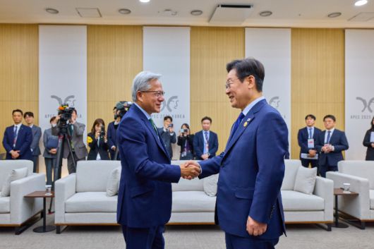 이재명 대통령이 31일 APEC 정상회의장인 경주화백컨벤션센터에서 면담을 위해 젠슨 황 엔비디아 최고경영자를 맞이하고 있다. 대통령실 제공