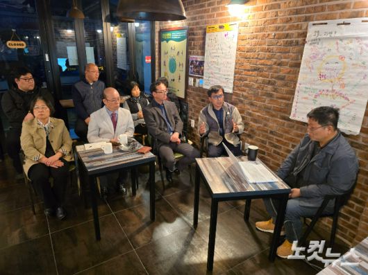 노영기 교수가 특강 참석자들과 대화하고 있다. 고영호 기자