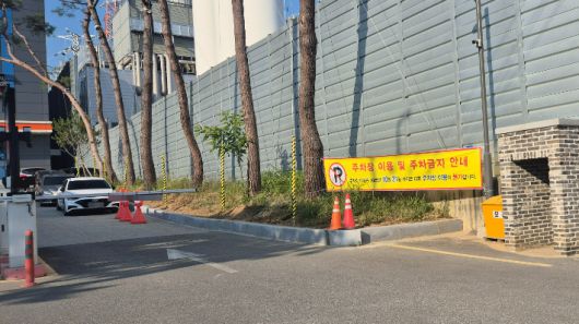 청주시 흥덕구 외북동 테크노폴리스 산단 입주업체가 행정기관의 시정명령을 앞두고 최근 주차장 영업을 중단했다. 독자 제공