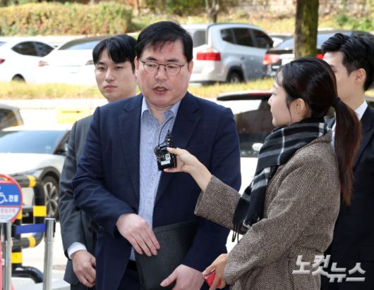 대장동 개발 비리 의혹으로 재판에 넘겨진 유동규 전 성남도시개발공사 본부장이 31일 서울 서초구 중앙지법에서 열린 1심 선고공판에 출석하며 입장을 밝히고 있다. 황진환 기자