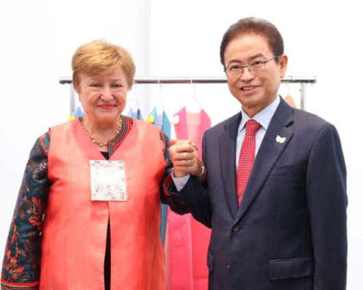 이철우 경북지사와 크리스탈리나 게오르기예바 IMF총재가 악수를 나누고 있다. 경북도 제공