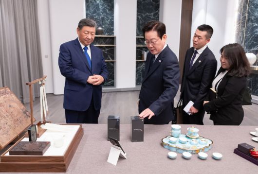 이재명 대통령과 시진핑 중국 국가주석이 1일 경북 소노캄 호텔에서 국빈만찬 전 갖은 친교 시간에 한중 정상이 서로를 위해 준비한 선물을 보고 있다. 대통령실 제공