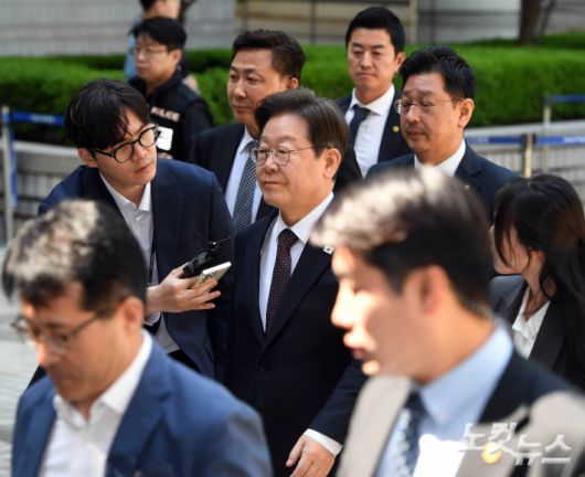 지난 4월 29일 이재명 당시 더불어민주당 대선후보가 서울 서초구 서울중앙지방법원에서 열린 '대장동 배임·성남FC 뇌물' 1심 속행 공판에 출석하고 있다. 황진환 기자