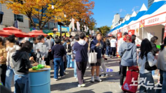 강릉누들축제를 찾은 시민과 관광객들. 전영래 기자