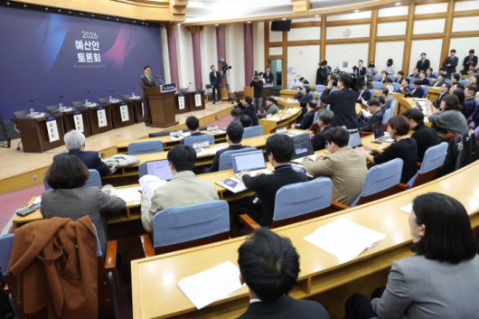 3일 서울 여의도 국회 의원회관에서 열린 2026년도 예산안 토론회에서 우원식 국회의장이 격려사하고 있다. 연합뉴스