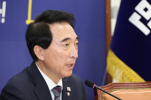 더불어민주당 박수현 수석대변인이 2일 서울 여의도 국회에서 기자간담회를 하고 있다. 연합뉴스