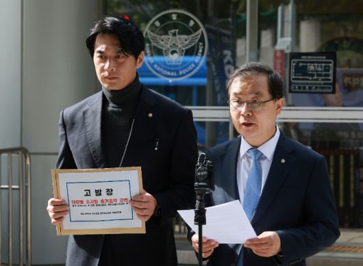 한준호 더불어민주당 정치검찰조작기소대응특위 위원장과 이건태 부위원장이 지난달 24일 서울 서대문구 경찰청 국가수사본부 앞에서 발언하고 있다. 이날 이들은 대장동 수사팀을 사건 관련 증거 위변조 죄 등 혐의로 고발했다. 연합뉴스