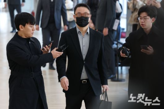 양평 공흥지구 개발 특혜 의혹과 관련해 김건희 여사의 오빠 김진우 씨가 4일 서울 광화문 KT 빌딩에 마련된 김건희특검 사무실에 피의자 신분으로 출석하고 있다. 류영주 기자