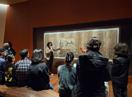 '까치호랑이 虎鵲' 전시를 설명하는 장애인 가족의 자원봉사 일일 '도슨트' 모습. 리움미술관 제공