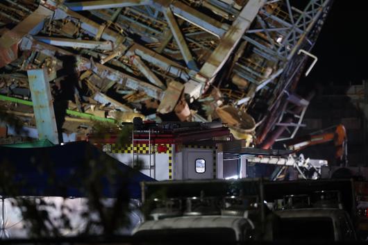 6일 오후 울산시 남구 용잠동 한국동서발전 울산발전본부 울산화력발전소 보일러 타워 붕괴 사고 현장에서 야간작업이 이어지고 있다. 연합뉴스