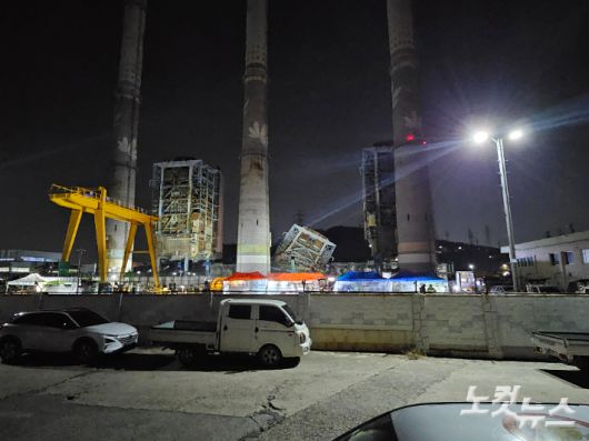 11월 6일 오후 울산화력발전소 보일러타워가 붕괴된 아래에 HJ중공업 협력업체인 코리아카코(발파전문업체)에서 고용한 작업자 7명이 매몰됐다. 반웅규 기자