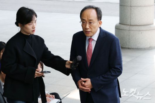 국회의 계엄 해제 표결을 방해한 의혹을 받는 국민의힘 전 원내대표 추경호 의원이 30일 오전 서울 서초구 서울고검에 마련된 조은석 내란특별검사팀 사무실에 피의자 신분으로 출석하고 있다. 류영주 기자