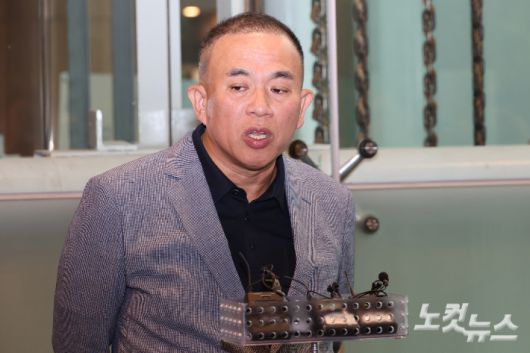 '정치 브로커'로 알려진 명태균씨가 23일 오후 서울 중구 서울시청에서 열린 국회 행정안전위원회의 서울시청 국정감사에 증인 출석하며 취재진 앞에서 입장을 밝히고 있다. 윤창원 기자