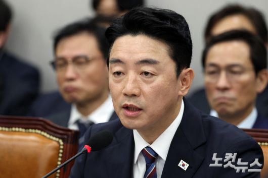 강훈식 대통령비서실장이 6일 서울 서울 여의도 국회에서 열린 운영위원회의 대통령비서실 등에 대한 국정감사에서 의원 질의에 답변을 하고 있다. 윤창원 기자