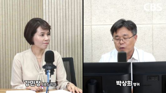 CBS 라디오 <부울경 투데이>   '기승전이슈' 코너에서 내년 부산시장 구도에 대해 분석하고 있는 부산CBS 정치부 강민정 기자(왼쪽)와 프로그램 진행자인 부산CBS 박상희 보도국장. 부산CBS