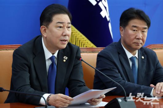 더불어민주당 김병기 원내대표가 9일 서울 여의도 국회에서 국감 종합평가 및 11월 국회 운영 관련 기자간담회를 갖고 있다. 윤창원 기자