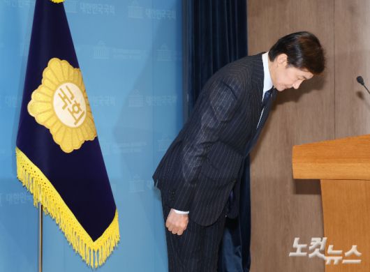 조국 전 조국혁신당 비상대책위원장이 10일 국회 소통관에서 당대표 출마 선언 후 고개숙여 인사하고 있다. 황진환 기자