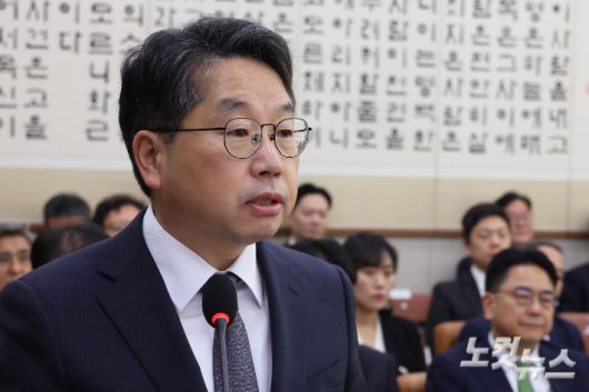 27일 서울 여의도 국회에서 열린 법제사법위원회의 대검찰청 국정감사에 노만석 검찰총장 직무대행이 업무보고를 하고 있다. 윤창원 기자