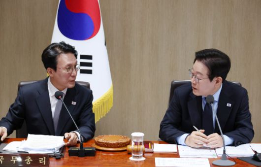이재명 대통령과 김민석 국무총리가 11일 용산 대통령실에서 열린 국무회의에서 회의 공개 범위에 대해 조율하고 있다. 연합뉴스