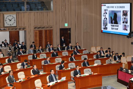 정성호 법무부 장관이 12일 국회에서 열린 예산결산특별위원회 전체회의에 출석해 대장동 사건 항소 포기 관련 국민의힘 배준영 의원의 질의를 받고 있다. 연합뉴스