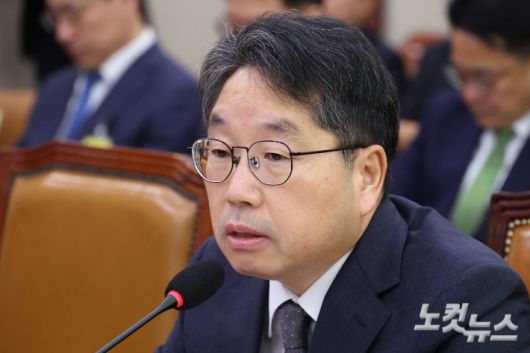 27일 서울 여의도 국회에서 열린 법제사법위원회의 대검찰청 국정감사에서 노만석 검찰총장 직무대행이 의원 질의에 답변을 하고 있다. 윤창원 기자