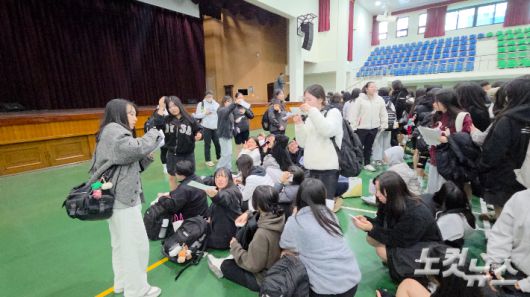 교사가 수험생들에게 수험표를 나눠주고 있다. 김대기 기자