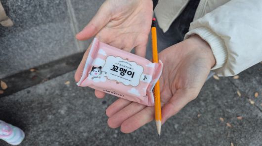 소연정씨가 제자들을 위해 준비한 물티슈와 연필. 심동훈 기자
