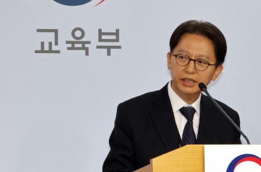 김창원 수능 출제위원장이 13일 정부세종청사 교육부 브리핑실에서 2026학년도 대학수학능력시험 출제방향에 관해 설명하고 있다. 연합뉴스