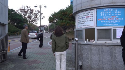 고사장에 들어가는 자녀를 지켜보는 학부모. 김현주 크리에이터