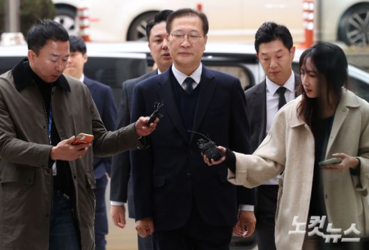 내란 중요임무 종사 및 직권남용 권리행사 방해 혐의로 구속영장이 재청구된 박성재 전 법무부 장관이 13일 오전 서울 서초구 서울중앙지방법원에서 열린 영장실질심사에 출석하고 있다.  박 전 장관은 윤석열 전 대통령의 비상계엄 선포 이후 법무부 실·국장 회의를 소집하고, 합동수사본부 검사 파견 검토 및 교정시설 수용 여력 점검, 출국 금지 담당 직원 출근 등을 지시하는 등 내란 범죄에 가담한 혐의를 받는다. 류영주 기자