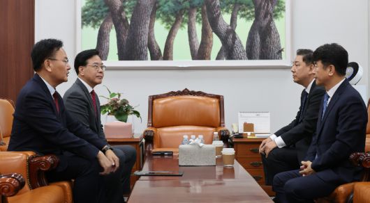 더불어민주당 김병기 원내대표와 문진석 원내수석부대표, 국민의힘 송언석 원내대표와 유상범 원내수석부대표가 11일 서울 여의도 국회에서 만나고 있다. 연합뉴스