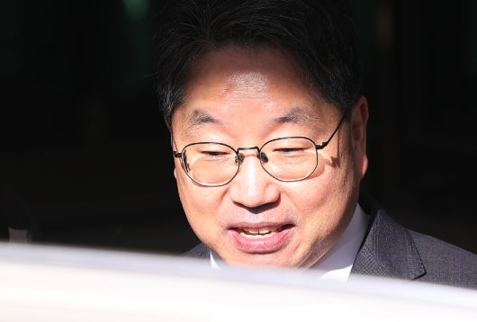 퇴임식을 마친 노만석 검찰총장 직무대행이 14일 서울 서초구 대검찰청을 나서며 차에 오르고 있다. 연합뉴스