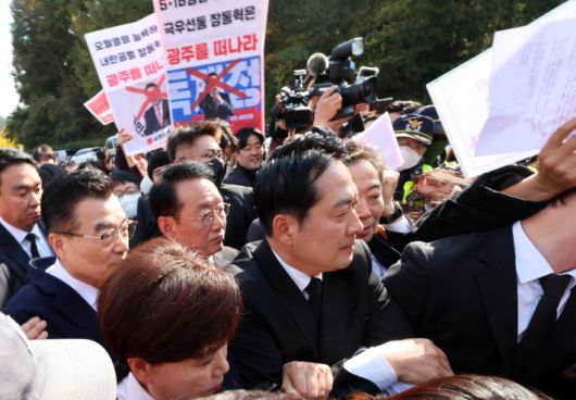 국민의힘 장동혁 대표가 6일 오후 광주 북구 국립5·18민주묘지에서 참배를 시도하고 있다. 연합뉴스