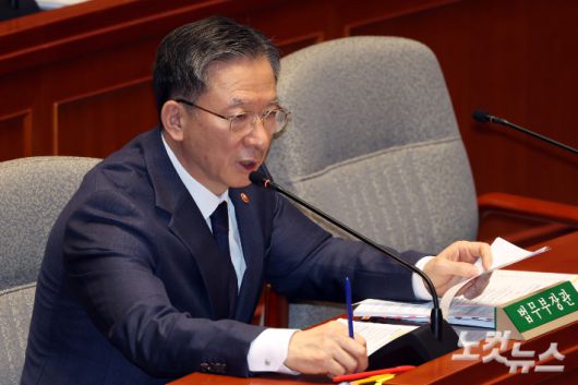 13일 서울 여의도 국회에서 열린 예산결산특별위원회 전체회의에서 정성호 법무부 장관이 의원 질의에 답변을 하고 있다. 윤창원 기자