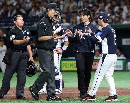 15일 일본 도쿄돔에서 열린 2025 K베이스볼 시리즈 대한민국과 일본의 평가전. 류지현 감독이 그라운드에 나와 심판진에게 어필하고 있다. 연합뉴스