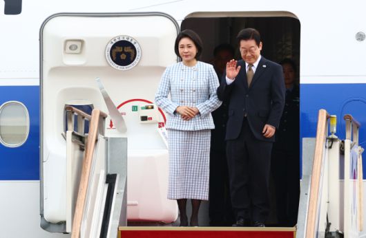 주요 20개국(G20) 정상회의 참석을 계기로 UAE·이집트·튀르키예 등 4개국 순방에 나서는 이재명 대통령과 김혜경 여사가 17일 성남 서울공항에서 공군 1호기에 올라 인사하고 있다. 연합뉴스