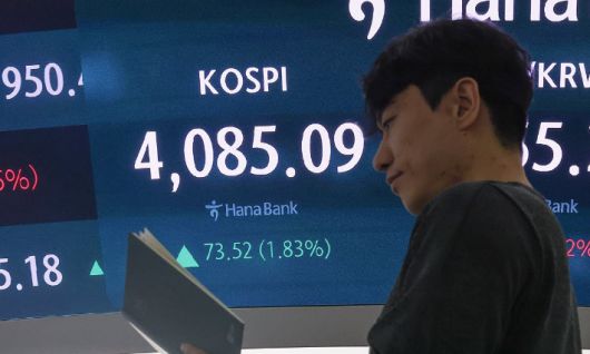 17일 오전 서울 중구 하나은행 본점 딜링룸 현황판에 코스피가 표시돼 있다. 연합뉴스