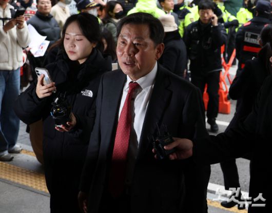 국민의힘 이철규 의원이 20일 오후 서울 양천구 남부지법에서 열린 '국회 패스트트랙(신속처리안건) 충돌 사건' 관련 1심 선고 공판에 출석하고 있다. 황진환 기자