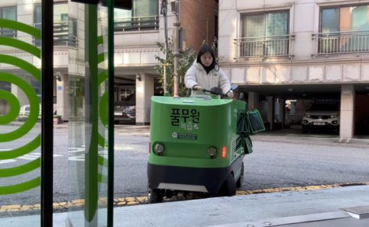 박지현 전 더불어민주당 비상대책위원장이 개인 유튜브 계정 '정치인 박지현'에 올린 브이로그 영상. 이동식 전동카트에 오른 채 녹즙을 배달하고 있다. 유튜브 영상 캡처