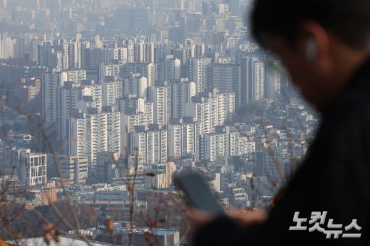 10·15 대책 이후 감소세를 이어가던 서울 아파트 매매 가격 상승 폭이 4주 만에 다시 커진 것으로 나타난 가운데 20일 서울 중구 남산에서 바라본 아파트 단지의 모습.  20일 한국부동산원이 발표한 주간 아파트 가격 동향에 따르면, 11월 셋째 주(17일 기준) 서울 아파트 매매 가격은 전주 대비 0.2% 오른 것으로 집계됐다. 류영주 기자