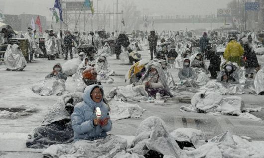 지난 1월 5일 서울 용산구 관저 인근 '노동자 시민 윤석열 체포대회' 농성장에서 은박 담요를 뒤집어쓴 시민들이 농성하고 있다. 정혜경 진보당 의원실 제공
